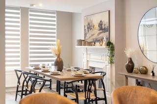 Earthy Elegance Stylish 4BR for Urban Escapes - London - 9