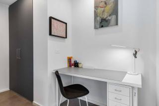 Modern art and Private Entrance & Plenty Free Parking - 1
