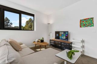 Modern art and Private Entrance & Plenty Free Parking - Canberra - 7