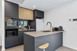 Modern art and Private Entrance & Plenty Free Parking - Canberra - 5