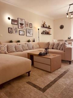 Bright & Spacious 3-Bedroom Apartment with Garden Views - 0