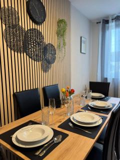 Familienfreundliche geräumige Design-Wohnung mit Balkon im Zentrum - APOLONIAliving - 1