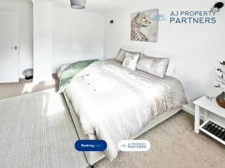 Premium Deal l Hill View Home l Last-Minute Offer l Cheltenham l AJ Properties l Perfect for Short or Long Stays l 4Beds 4Bedrooms - 6