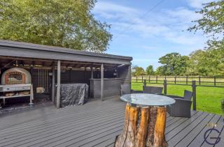 Huge Cottage for Sophisticated Hen Party and Large Groups - 9
