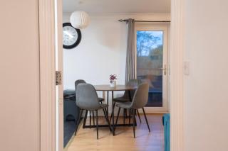 Beautiful 2-Bed City Centre Apartment with Balcony - 7