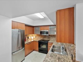 Luxury Oceanfront 3-Bedroom Condo with 3 Balconies - Sunny Isles Beach - 2