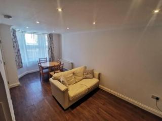 City Apartment Sleeps 4 with Garden - 8