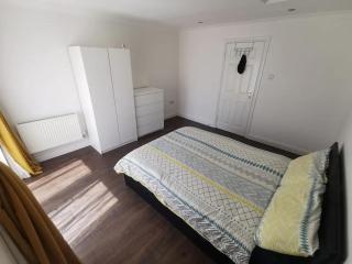 City Apartment Sleeps 4 with Garden - 0