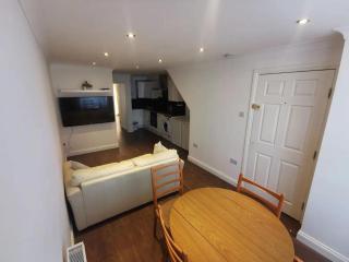 City Apartment Sleeps 4 with Garden - 4