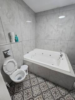 Ryo 23 דירת נופש עם ג'קוזי 2 דקות מטיילת בת ים - 1