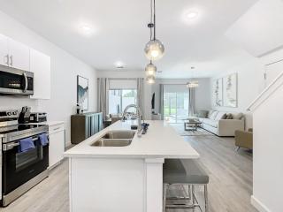 6BR Oasis w Pool, BBQ and Nintendo - Near Disney - 6