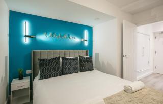 Town Centre apartment with private patio - Near Airport & Train Station - Luton - 9