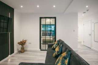 Town Centre apartment with private patio - Near Airport & Train Station - Luton - 4