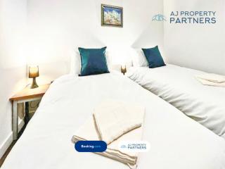 Premium Offer l Last-Minute Escape l AJ Properties l High Street Cheltenham l Parking l Ideal for Short or Long Stays - Town Centre Apartment, 4 Beds, 1 Bathroom - 4