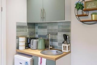 Serene Green Getaway Studio with Calming Ambiance - Londra - 0
