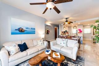 2 BR Pool and Beach Walkable - 0