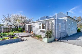Charming 3-Bedroom Retreat - Christchurch - 2