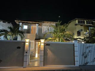 Casa com piscina, churrasqueira e ar condicionado em condomínio - 0