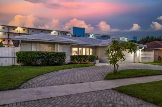 Exciting Private Pool House with free Wi-Fi, King Bed, Smart Tvs, and Massage Chair! - Deerfield Beach - 6