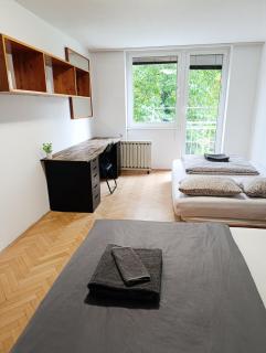 City Center 4-Person Apartment - 0