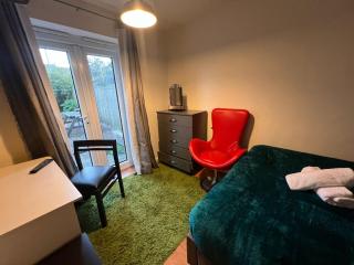 Spacious and Stylish 5 Bed Gem with Private Parking perfect for Large groups and Families - Wednesfield - 2