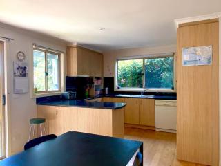 Sunny Ventnor Cottage with Retro Vibe 400m to Beach - Ventnor - 2