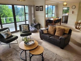 views and space for large groups - 5 bedrooms, 2 kitchens and 3 bathrooms - Hanmer Springs - 0