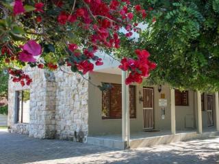 Avemore Island Apartment-full power back up - 2