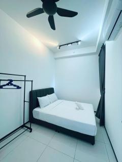 Modern 2 Bedroom Urban Suite by Uptrend Home Management - 8