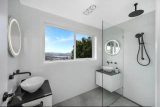 Hobart Retreat with City and Water View - - 2