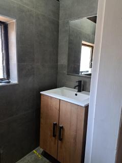 A Cozy Secure 2-Bed Apartment with a lovely garden - Gaborone - 3
