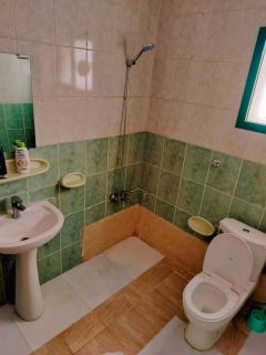 Private Guest Room in Kuwaitat - Al Ain - 9