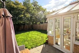 Stylish 3-Bedroom Home, Free Parking, Central Location for Business & Leisure - Romford - 0