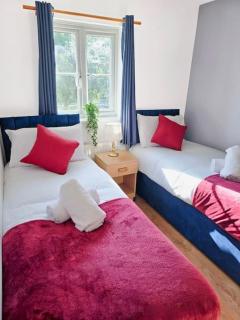 Stylish 3-Bedroom Home, Free Parking, Central Location for Business & Leisure - 3