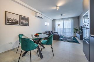 Sunlit Serenity Modern Apartment with City Views - 6