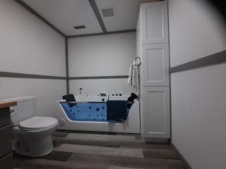 Hampton Haven & Jacuzzi - 8