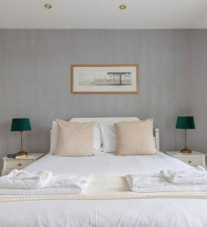 Stylish two bedroom apartment near Rookery Hall - 1