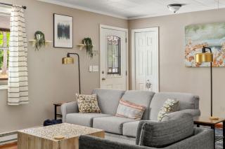 Modern decor, Hot Tub, Fire Pit, Grill, & Games - Berkeley Springs - 1