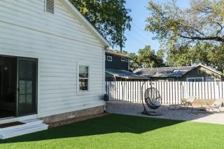 Chic Bouldin Townhouse in Central Austin - 1