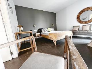 Vibrant Apartment with Great Views - 8