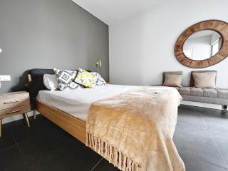 Vibrant Apartment with Great Views - 9