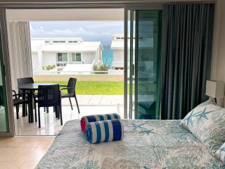 Brisas Shores 07 Beachfront Condo, Pool and garden area, Zona Hotelera Cancun - 7