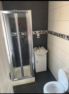 5 bedroom ensuite spacious house - Bilston - 1