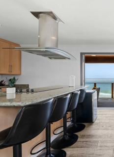 Oceanfront 1-Bedroom House on Pacific Coast Highway with Private Beach Access & Stunning Views - 2