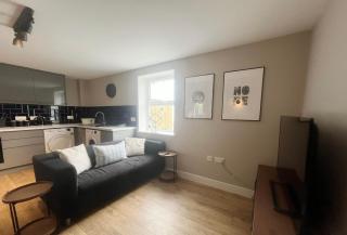 Three bedroom flat in Gloucester road north with parking - Bristol - 1