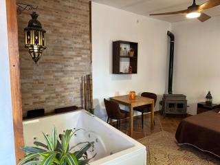 Romántico estudio rodeado de naturaleza con jacuzzi gigante - 9