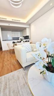 Luxury 2BR Midtown Apartment - Dubai - 6
