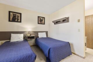 Pelican Lakes Motel - 5