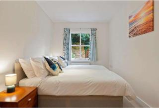 Elegant Molesey Apartment - 9