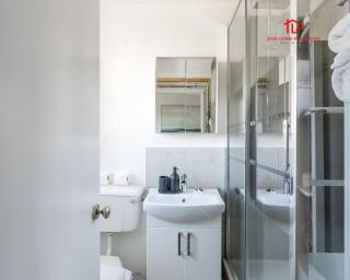 Spacious 1 Bed Flat for Contractors Leisure and Relocation Guests by Icon Living Properties Short Lets and Serviced Accommodation Barking - Barking - 4
